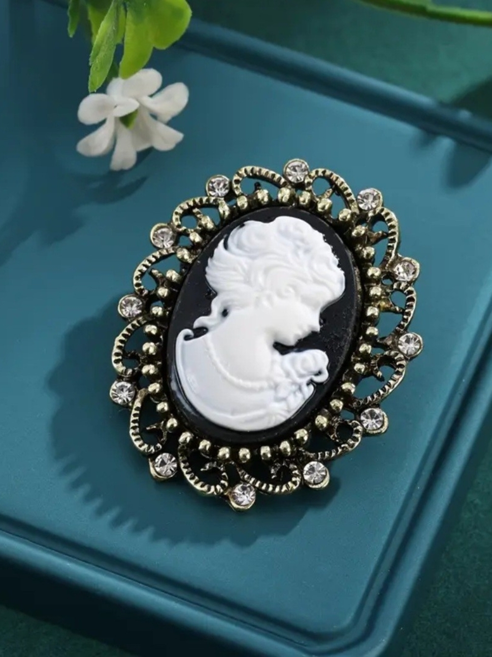 Victorian-Style Black and White Cameo Brooch - Classic Women Fashion Jewelry